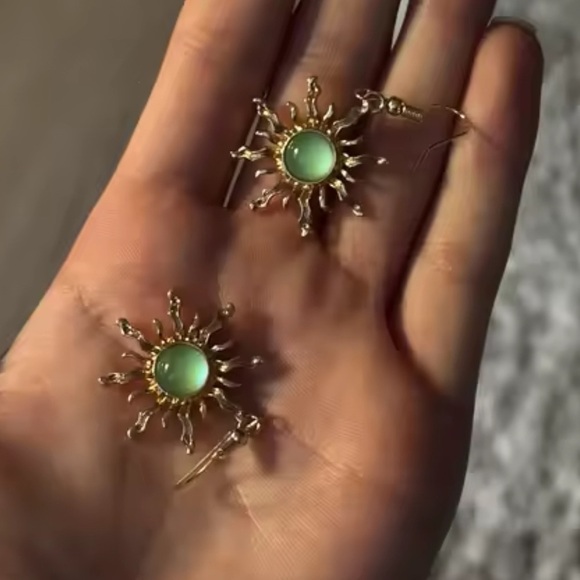 Vintage Sun Earrings Bohemian Jewellery Green Stone Gothic Gold - Picture 9 of 11